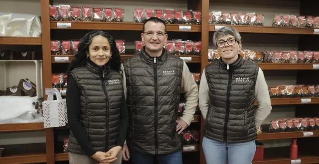 photo  avec sa femme liriana chicas, sébastien chalumeau reprend la tête du magasin réauté chocolat d’alençon, à la place de céline piel.  &copy;  ouest-france 