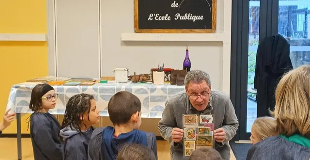 photo  jean-marie foureau transmet avec passion son savoir sur l’école d’autrefois.  &copy;  ouest-france 