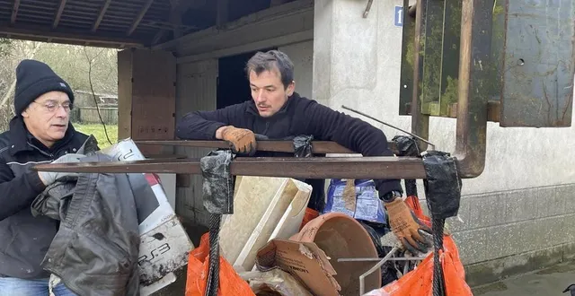 photo  en cette matinée du vendredi 31 janvier, gilles fouin et son fils françois continuent de faire le tri dans les bâtiments touchés par la crue de l’oudon.  &copy;  ouest-france 
