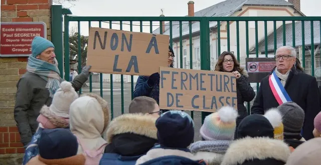 photo  vendredi 31 janvier 2025 au matin, élus et parents d’élèves ont manifesté, avant les cours, devant l’école primaire paul-segrétain, à bessé-sur-braye (sarthe).  &copy;  ouest-france 