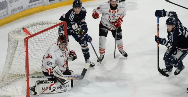 photo  josh nicholls, au centre, a disputé son premier match avec les ducs d’angers.  &copy;  photo co - jérôme hurstel 