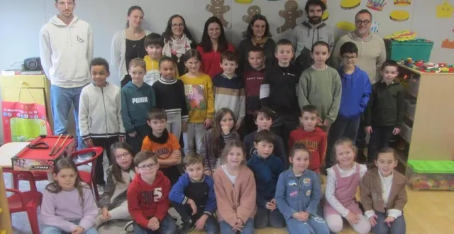 photo  les élèves de ce1-ce2 avec, à gauche, tom chaineau, enseignant remplaçant, et les intervenants hélène batteux, mélinda touzaint, faustine rouland, véronique rose, antoine marquet et raphaël comiran.  &copy;  ouest-france 