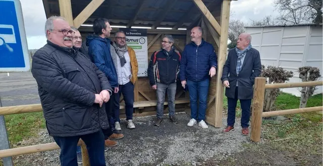 photo  les élus ont découvert l’abri voyageurs du domaine parc de loisirs multi-activités.  &copy;  ouest-france 