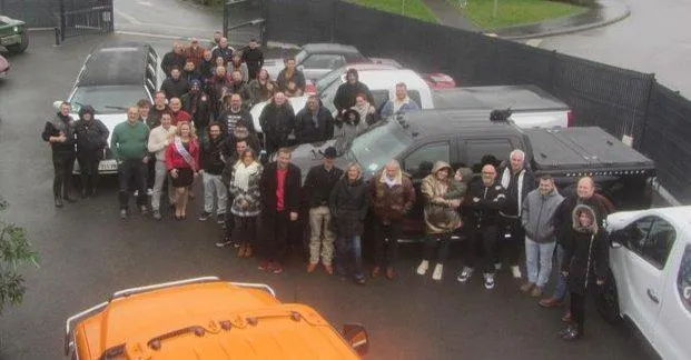 photo  dimanche, les adhérents d’amf49 se sont réunis autour de nombreuses voitures américaines, stationnées dans la cour de l’entreprise vintage store  &copy;  co 