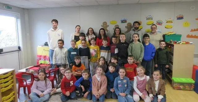 photo  les enfants de ce1-ce2 de l’école saint-louis ont participé à une séance sur les effets néfastes des écrans, animée par des intervenants du psoa (au fond).  &copy;  co 