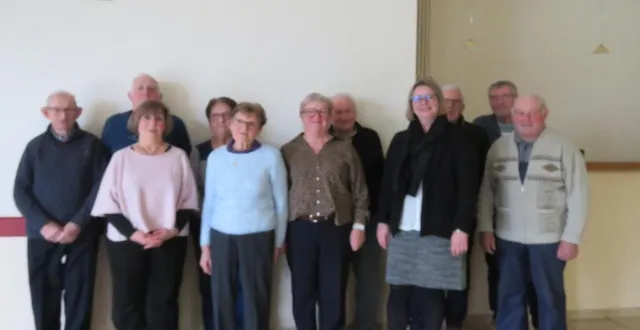 photo  les membres du bureau générations mouvement aigné avec au centre devant claudine martin, présidente interclubs de l’antonnière, et karine mullet, maire d’aigné.  &copy;  le maine libre 