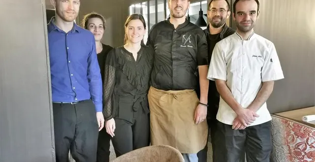 photo  toute l’équipe avec dans le désordre guillaume, angélina, julian et gwenaël, réunie autour de corentin et son épouse madeline (au centre).  &copy;  le maine libre 