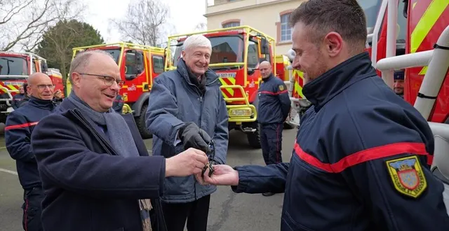 photo  le préfet, emmanuel aubry, et le président du département, dominique le mèner, remettent les clés des nouveaux engins aux chefs de centre.  &copy;  ouest-france 