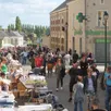 photo le vide-greniers du 1er mai à auvers-le-hamon, ici l’édition 2023, fait partie des événements phares organisés par le comité des fêtes.