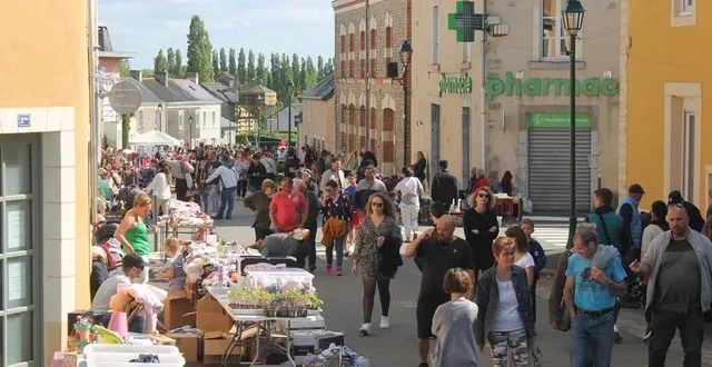 photo  le vide-greniers du 1er mai à auvers-le-hamon, ici l’édition 2023, fait partie des événements phares organisés par le comité des fêtes.  &copy;  archives ouest-france 