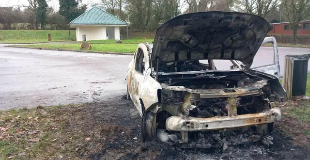 photo  les pompiers sont intervenus cette nuit pour cette voiture qui brûlait à saint-gervais-du-perron notamment.  &copy;  ouest-france 