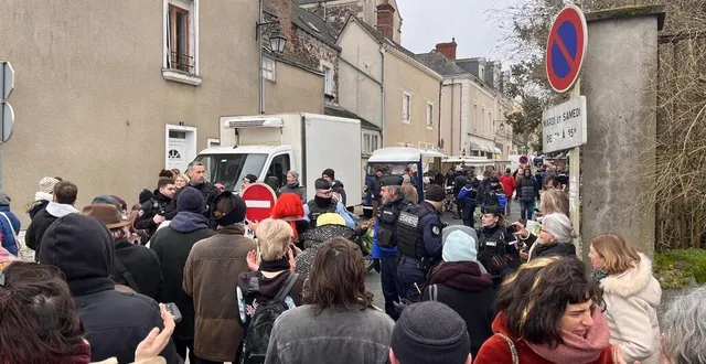photo  une soixantaine de personnes sont venues manifester contre un stand de charcuterie, à chalonnes-sur-loire, ce 1er février 2025.  &copy;  ouest-france 