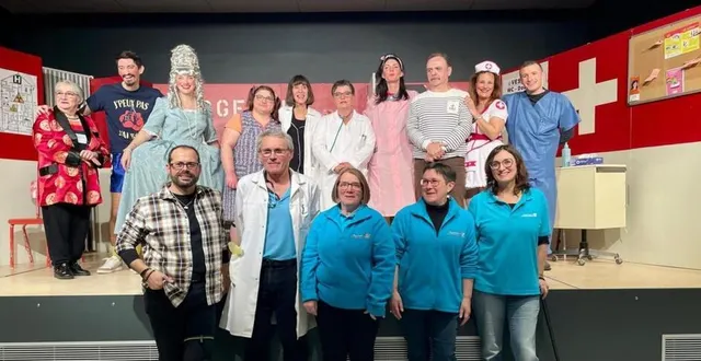 photo  la troupe du haut-maine et leucémie espoir 72 réunis après la représentation.  &copy;  le maine libre 