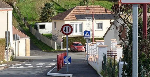photo  le trottoir a été élargi aux abords de l’école.  &copy;  le maine libre 