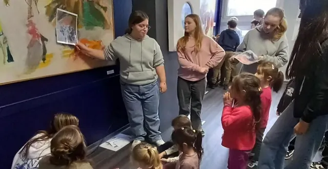 photo  des élèves de 4e ont accueilli des jeunes de grandes sections maternelles pour une visite d’art contemporain  &copy;  ouest-france 