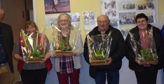 photo  odile david, adjointe d’ombrée-d’anjou, et didier chevallier, maire, ont remis à quelques concurrents du concours des maisons fleuries de belles compositions.  &copy;  ouest-france 