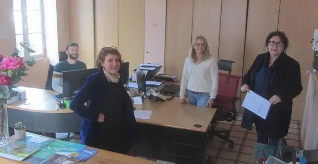 photo  alexandre navel, gestionnaire administratif en charge de l’accueil, virginie guichard, maire, nathalie favé, directrice des services, et chantal mahot, adjointe.  &copy;  co 