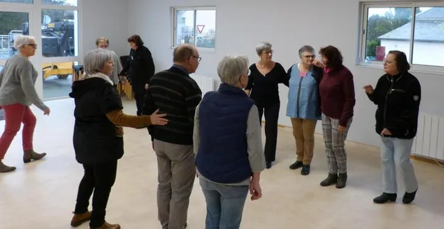 photo  les amateurs de danses en ligne se retrouvent tous les mardis.  &copy;  le maine libre 