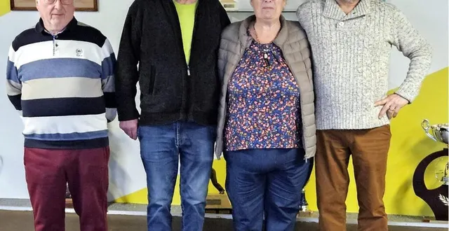 photo  les vainqueurs (à droite) et les finalistes.  &copy;  club bouliste 