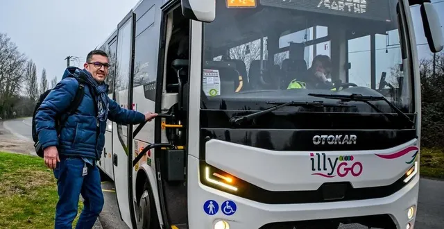 photo  thibault saudubray monte dans le car pour se rendre à son travail. mais il a encore besoin de sa voiture.  &copy;  le maine libre – yvon loué 