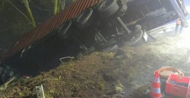 photo  le conducteur était piégé dans son camion.  &copy;  ouest-france 