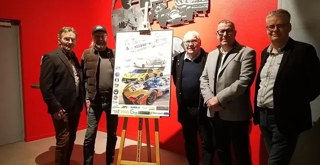 photo  philippe perrier, président du comité de jumelage de ruaudin (sarthe), entouré par ses collaborateurs et partenaires, avec l’affiche 2025.  &copy;  ouest-france 