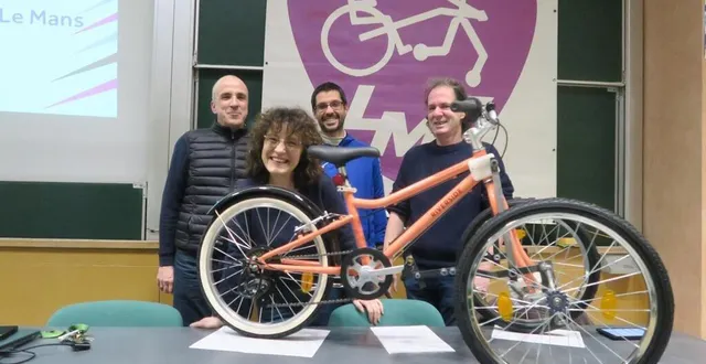 photo  une équipe enthousiaste autour de jonathan brunet (au centre), david ferraz, sylvie derroisné et gilles derroisné, devant le vélo adapté pour enfant.  &copy;  ouest-france 