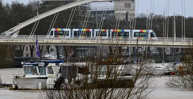 photo  la maine a entamé sa décrue à angers mais la rivière reste à un niveau élevé.  &copy;  photo co - laurent combet 