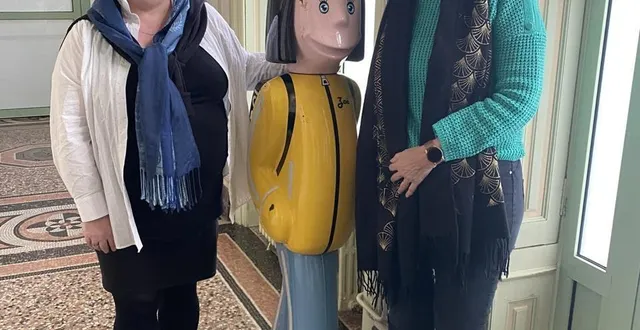 photo  zoé a été retrouvée saine et sauve, suscitant la joie de la maire, isabelle lemeunier (à droite), et de stéphanie lécureur, adjointe chargée de la vie associative.  &copy;  mairie de savigné-l’évêque 