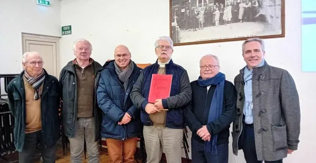 photo  bernard le royer président de l’amicale des anciens combattants, les membres de l’association et les élus ont présenté leur mémoire.  &copy;  ouest-france 