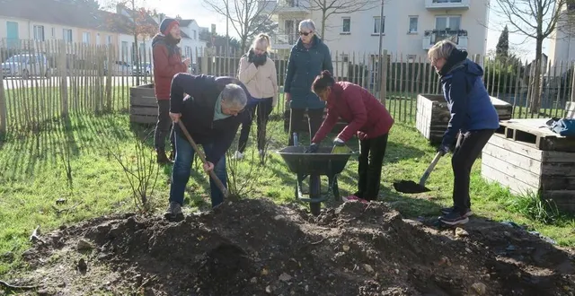 photo  eugénie bobé, l’animatrice du jardin partagé, prend l’avis des jardinières et espère que l’équipe va s’agrandir.  &copy;  ouest-france 