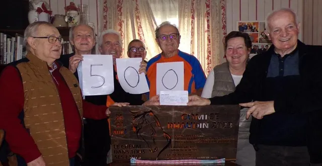 photo  un chèque de 500 € a été remis au comité départemental de la ligue contre le cancer. la plaque commémorative du comice agricole a également été présentée.  &copy;  le maine libre 