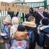 photo  les parents d’élèves, le maire et les adjoints au maire protestent contre la fermeture d’une classe 