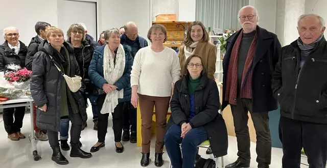 photo  christel guibret entourée des bénévoles et des élus.  &copy;  co 