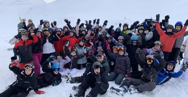 photo  un menu copieux attendait ces derniers jours deux des quatre classes de 4e du collège saint-paul au mont-dore. accompagnés de l’encadrement, ils ont participé à plusieurs activités : biathlon au laser, ski, randonnée en raquettes… jeudi soir, une soirée dansante les attendait. vendredi, chacun a donné le meilleur de soi-même pour l’obtention d’une ou plusieurs étoiles, d’un flocon. début février, deux autres classes prennent la direction du mont-dore.  &copy;  co 