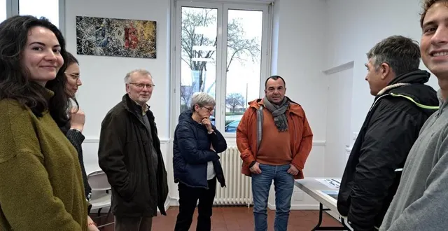 photo  deux responsables de engie green expliquent le projet aux habitants.  &copy;  ouest-france 