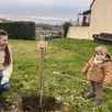 photo  angel et sa maman lors de la plantation d’un fusain d’europe pour célébrer sa naissance dans le cadre de l’opération une naissance un arbre. 