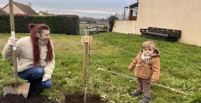 photo  angel et sa maman lors de la plantation d’un fusain d’europe pour célébrer sa naissance dans le cadre de l’opération une naissance un arbre.  &copy;  ouest-france. 