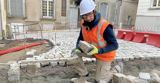 photo  angers, rue du parvis saint-maurice, 31 janvier 2025. dans la famille de bruno mosset, 52 ans, on est paveur de père en fils. le chantier de voirie aux abords de la cathédrale saint-maurice est pour lui et son entreprise l’occasion rêvée de montrer ce savoir-faire.  &copy;  co - anthony pasco 