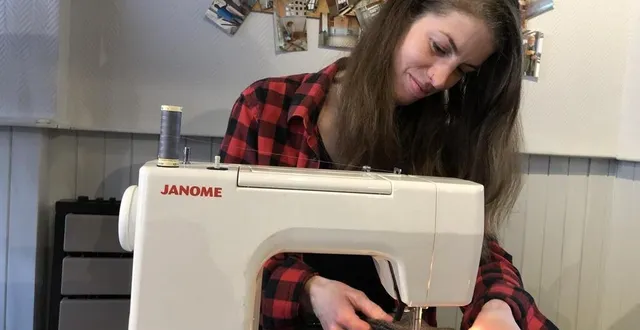 photo  camille skrzynski, bénévole réparatrice, retouche un vêtement.  &copy;  ouest-france 