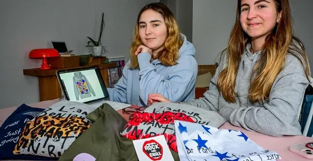 photo  clara andré (à gauche) et amélie bouchardon ont créé leur entreprise de conception de vêtements, en parallèle de leurs études.  &copy;  le maine libre – yvon loué 