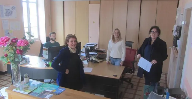 photo  virginie guichard, maire (au premier plan) ; chantal mahot, seconde adjointe (à droite), nathalie favé, directrice des services et alexandre navel, gestionnaire administratif, en charge de l’accueil.  &copy;  ouest-france 