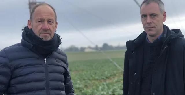 photo  emmanuel duhamel, représentant d’énergie team, et cédric boul, maire de maigné.  &copy;  le maine libre 