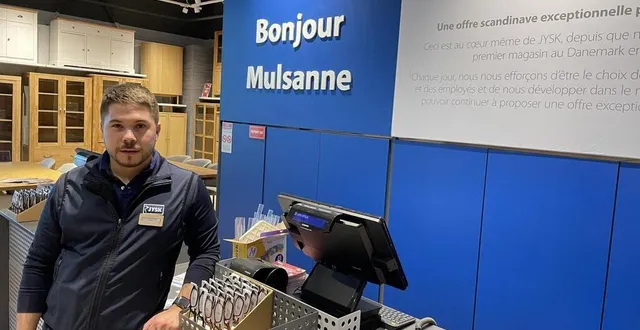 photo  jimmy deniard, directeur régional de jysk, et ses équipes promettent un accueil spécial aux premiers clients du magasin de la zone sud du mans.  &copy;  le maine libre 