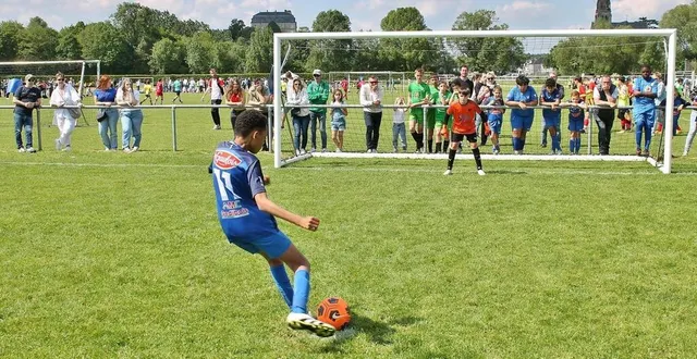 photo  un jeune footballeur du sablé fc au tournoi du 8 mai, en 2024.  &copy;  archives ouest-france 