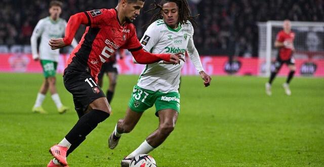 photo  le milieu de terrain français de rennes ludovic blas (l) se bat pour le ballon avec le milieu de terrain français de saint-étienne mathis amougou lors du match de football de l1 française entre le stade rennais fc et saint-étienne (asse) au stade roazhon park à rennes, le 30 novembre 2024.?  ©  photo : damien meyer / afp 