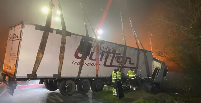 photo  l'opération de relevage a duré près de six heures. les gendarmes ont sécurisé la zone.  &copy;  dr 