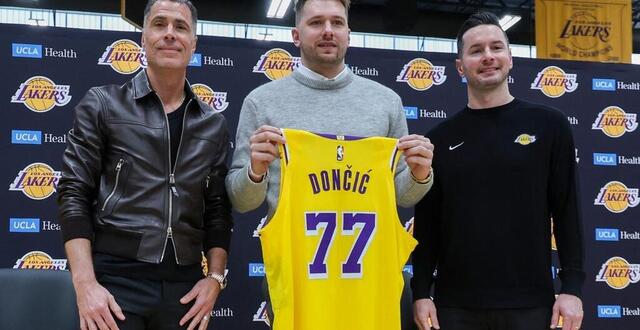 photo  luka doncic (c) des los angeles lakers tient son nouveau maillot aux côtés du directeur général rob pelinka (g) et de l’entraîneur principal jj redick (d) lors d’une conférence de presse à l’ucla health training center le 04 février 2025 à el segundo en californie.  ©  harry how/afp 