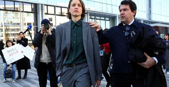 photo  adèle haenel part avec son avocat yann le bras après le verdict du procès du réalisateur français christophe ruggia pour avoir abusé sexuellement d'elle sur le plateau alors qu'elle était adolescente, au tribunal correctionnel de paris, france, le 3 février 2025.  ©   reuters/abdul saboor 