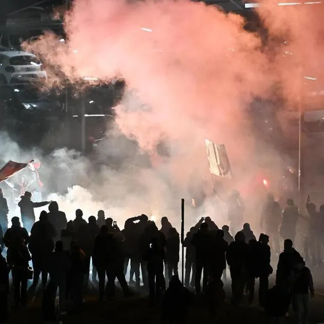 photo les fumigènes pour l’arrivée du car des joueurs du mans fc.  ©  franck dubray / ouest france